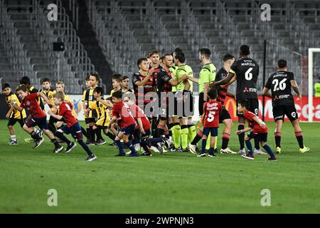 März 2024; CommBank Stadium, Sydney, NSW, Australien: A-League Football, WESTERN Sydney Wanderers gegen Western United: die Spieler schütteln den Beamten die Hand, bevor es losgeht Stockfoto