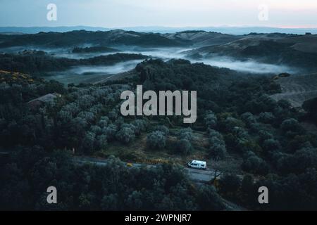 Toskana, Italien, Wohnmobil mit Nebel im Hintergrund Stockfoto