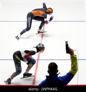 INZELL - Femke Kok (NED) und Miho Takagi (JPN) während des zweiten 500-Meter-Damensprints bei den Speed-Skating-Weltmeisterschaften in der Max-Aicher-Arena in Inzell. ANP VINCENT JANNINK Stockfoto