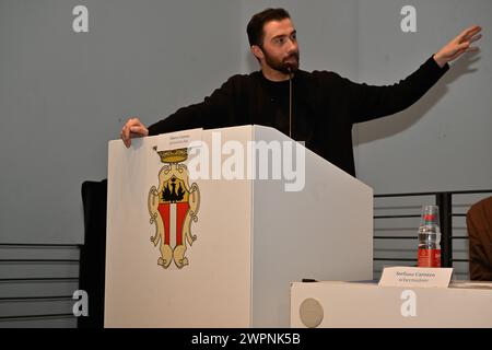 Savona, Italien. März 2024. Sala della Sibilla del Priamar, Savona, Italien, 08. März 2024, Marco Carrara (Giornalista RAI) während der Convegno Associazione Nazionale Atleti Olimpici Ed Azzurri d'Italia - News Credit: Live Media Publishing Group/Alamy Live News Stockfoto