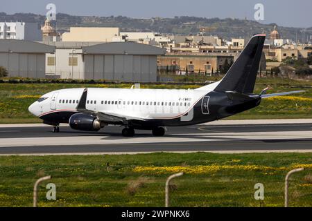 2Excel Aviation Boeing 737-3L9 (Reg: G-SWRD) startet Start- und Landebahn 31 nach 2 Tagen in Malta. Stockfoto