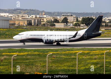 2Excel Aviation Boeing 737-3L9 (Reg: G-SWRD) startet Start- und Landebahn 31 nach 2 Tagen in Malta. Stockfoto