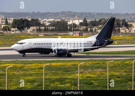 2Excel Aviation Boeing 737-3L9 (Reg: G-SWRD) startet Start- und Landebahn 31 nach 2 Tagen in Malta. Stockfoto