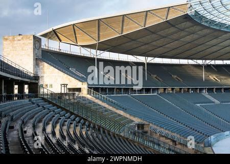 Olympiastadion Berlin, Marathontor, Feuerschüssel, Gedenktafeln Stockfoto