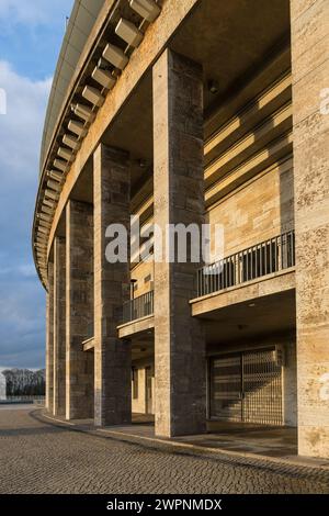 Olympiastadion Berlin, Außenanlage, Säulenhalle im Abendlicht Stockfoto