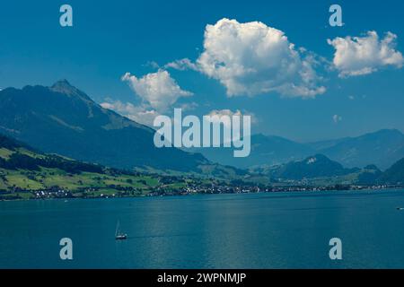 Blick über den Vierwaldstättersee nach Weggis, Kanton Luzern, Schweiz Stockfoto