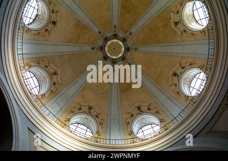 Die Deckenkuppel in der katholischen Chiesa di San Bernardino alle Ossa (Kirche St. Bernardine von den Knochen), Mailand, Italien Stockfoto