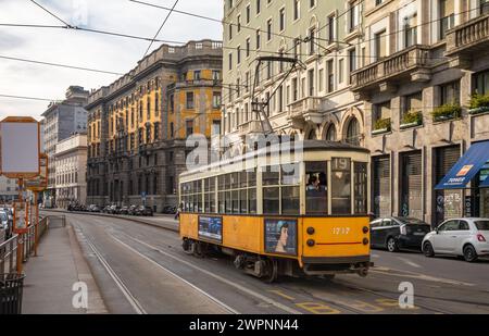 Carrozze-Straßenbahn Nr. 1747, eine der 1928 alten elektrischen Straßenbahnen, die noch in Mailand in Betrieb sind. Stockfoto