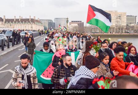 London, Großbritannien. März 2024. Pro-palästinensische Demonstranten marschieren am Internationalen Frauentag auf der Westminster-Brücke in Solidarität mit den Frauen in Palästina, während der Krieg zwischen Israel und der Hamas andauert. Quelle: Vuk Valcic/Alamy Live News Stockfoto