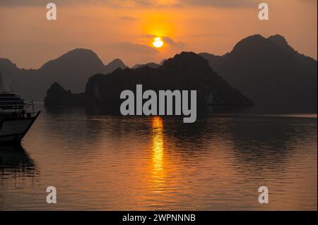 Sonnenaufgang über der Ha Long Bay in Vietnam Stockfoto