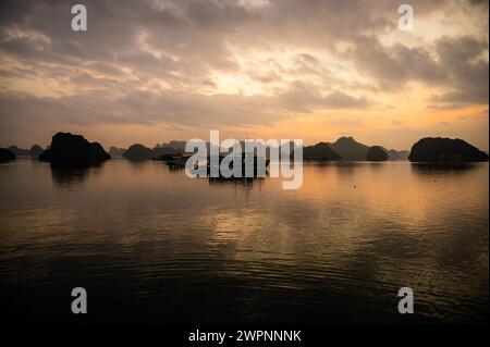 Sonnenaufgang über der Ha Long Bay in Vietnam Stockfoto