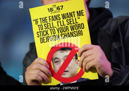 Sheffield, Großbritannien. März 2024. Chansiri-Protest-Poster beim Sheffield Wednesday FC gegen Leeds United FC SKY Bet EFL Championship Match im Hillsborough Stadium, Sheffield, England, Großbritannien am 8. März 2024 Credit: Every Second Media/Alamy Live News Stockfoto