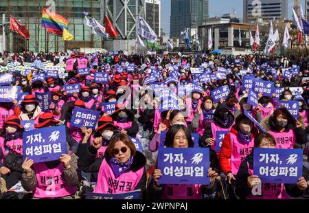 Seoul, Südkorea. März 2024. Südkoreanische Frauen nehmen an einer Kundgebung zum Internationalen Frauentag in der Innenstadt von Seoul Teil. Die Teilnehmer der Kundgebung fordern die Schaffung einer Gesellschaft ohne institutionelle Diskriminierung, einer Gesellschaft, in der Frauen die gleichen Rechte wie Männer genießen und mit würde und Stolz leben können, und einer demokratischen Gesellschaft, in der die politischen, wirtschaftlichen, sozialen und kulturellen Rechte aller uneingeschränkt gewährleistet sind. Quelle: SOPA Images Limited/Alamy Live News Stockfoto