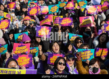 Seoul, Südkorea. März 2024. Südkoreanische Frauen nehmen an einer Kundgebung zum Internationalen Frauentag in der Innenstadt von Seoul Teil. Die Teilnehmer der Kundgebung fordern die Schaffung einer Gesellschaft ohne institutionelle Diskriminierung, einer Gesellschaft, in der Frauen die gleichen Rechte wie Männer genießen und mit würde und Stolz leben können, und einer demokratischen Gesellschaft, in der die politischen, wirtschaftlichen, sozialen und kulturellen Rechte aller uneingeschränkt gewährleistet sind. Quelle: SOPA Images Limited/Alamy Live News Stockfoto