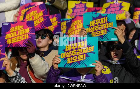 Seoul, Südkorea. März 2024. Südkoreanische Frauen nehmen an einer Kundgebung zum Internationalen Frauentag in der Innenstadt von Seoul Teil. Die Teilnehmer der Kundgebung fordern die Schaffung einer Gesellschaft ohne institutionelle Diskriminierung, einer Gesellschaft, in der Frauen die gleichen Rechte wie Männer genießen und mit würde und Stolz leben können, und einer demokratischen Gesellschaft, in der die politischen, wirtschaftlichen, sozialen und kulturellen Rechte aller uneingeschränkt gewährleistet sind. Quelle: SOPA Images Limited/Alamy Live News Stockfoto