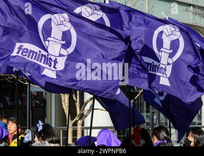 Seoul, Südkorea. März 2024. Südkoreanische Frauen halten Fahnen mit der Aufschrift „Feminist“, während sie während einer Demonstration zum Internationalen Frauentag in der Innenstadt von Seoul marschieren. Die Teilnehmer der Kundgebung fordern die Schaffung einer Gesellschaft ohne institutionelle Diskriminierung, einer Gesellschaft, in der Frauen die gleichen Rechte wie Männer genießen und mit würde und Stolz leben können, und einer demokratischen Gesellschaft, in der die politischen, wirtschaftlichen, sozialen und kulturellen Rechte aller uneingeschränkt gewährleistet sind. Quelle: SOPA Images Limited/Alamy Live News Stockfoto