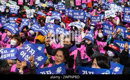 Seoul, Südkorea. März 2024. Südkoreanische Frauen nehmen an einer Kundgebung zum Internationalen Frauentag in der Innenstadt von Seoul Teil. Die Teilnehmer der Kundgebung fordern die Schaffung einer Gesellschaft ohne institutionelle Diskriminierung, einer Gesellschaft, in der Frauen die gleichen Rechte wie Männer genießen und mit würde und Stolz leben können, und einer demokratischen Gesellschaft, in der die politischen, wirtschaftlichen, sozialen und kulturellen Rechte aller uneingeschränkt gewährleistet sind. Quelle: SOPA Images Limited/Alamy Live News Stockfoto