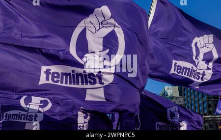 Seoul, Südkorea. März 2024. Südkoreanische Frauen halten Fahnen mit der Aufschrift „Feminist“, während sie während einer Demonstration zum Internationalen Frauentag in der Innenstadt von Seoul marschieren. Die Teilnehmer der Kundgebung fordern die Schaffung einer Gesellschaft ohne institutionelle Diskriminierung, einer Gesellschaft, in der Frauen die gleichen Rechte wie Männer genießen und mit würde und Stolz leben können, und einer demokratischen Gesellschaft, in der die politischen, wirtschaftlichen, sozialen und kulturellen Rechte aller uneingeschränkt gewährleistet sind. Quelle: SOPA Images Limited/Alamy Live News Stockfoto