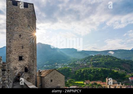 Bellinzona, Schloss Castelgrande, Blick auf Schloss Castello di Montebello und Schloss Castello di Sasso Corbaro in Bellinzona, Tessin, Schweiz Stockfoto