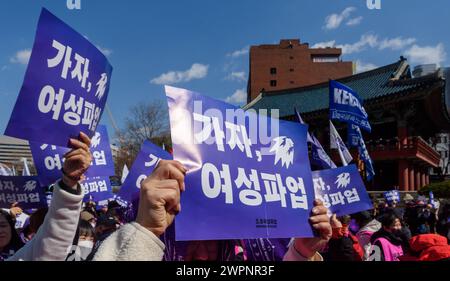 Seoul, Südkorea. März 2024. Südkoreanische Frauen nehmen an einer Kundgebung zum Internationalen Frauentag in der Innenstadt von Seoul Teil. Die Teilnehmer der Kundgebung fordern die Schaffung einer Gesellschaft ohne institutionelle Diskriminierung, einer Gesellschaft, in der Frauen die gleichen Rechte wie Männer genießen und mit würde und Stolz leben können, und einer demokratischen Gesellschaft, in der die politischen, wirtschaftlichen, sozialen und kulturellen Rechte aller uneingeschränkt gewährleistet sind. (Foto: Kim Jae-Hwan/SOPA Images/SIPA USA) Credit: SIPA USA/Alamy Live News Stockfoto