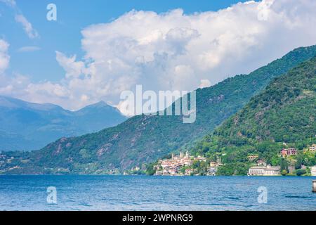 San Siro, Comer See, Blick auf Rezzonico mit Schloss in Como, Lombardia/Lombardei, Italien Stockfoto