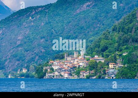 San Siro, Comer See, Blick auf Rezzonico mit Schloss in Como, Lombardia/Lombardei, Italien Stockfoto