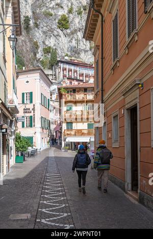 Touristen, die während der Wintersaison durch die Straßen von Limone sul Garda wandern, Europa, Italien, Lombardei, Provinz Brescia Stockfoto