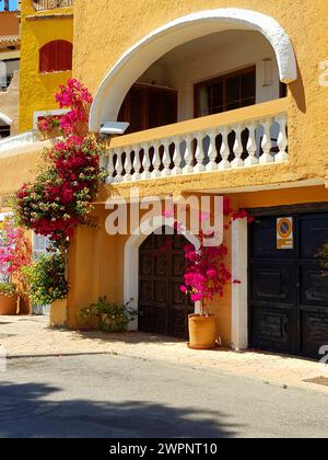 Mallorca, Cala Fornells, Bougainvillea vor Garage, Terrasse, gelbes Haus, Straße Stockfoto