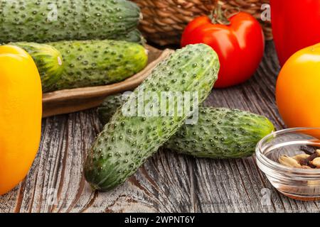 Frische Gurkengruppe auf Holzhintergrund Stockfoto