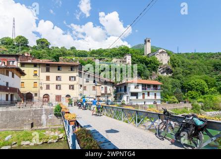 Capo di Ponte, Fluss Oglio, Brücke, Pieve von Saint Syrus (Pieve di San Siro) in Brescia, Lombardia/Lombardei, Italien Stockfoto