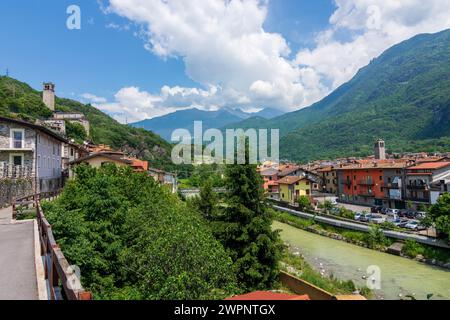 Capo di Ponte, Fluss Oglio, Brücke, Pieve von Saint Syrus (Pieve di San Siro) in Brescia, Lombardia/Lombardei, Italien Stockfoto