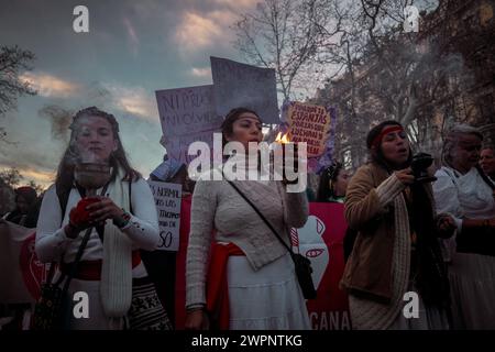 Barcelona, Spanien. März 2024. Feministische Demonstranten marschieren durch Barcelona beim Internationalen Frauentag Credit: Matthias Oesterle/Alamy Live News Stockfoto