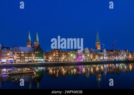 Lübeck, Stadttrave, Altstadt, Kirchen Sankt Marien und Sankt Petri, Weihnachtsschmuck an Bäumen in Ostsee, Schleswig-Holstein, Deutschland Stockfoto