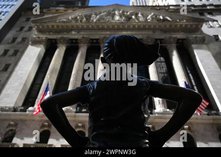 Die Fearless Girl Statue steht am 8. März 2024 vor der New Yorker Börse (NYSE) in New York City. Stockfoto