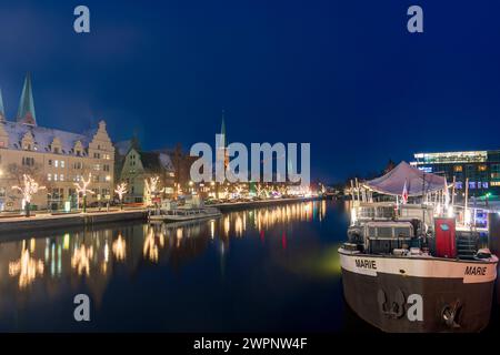 Lübeck, Stadttrave, Altstadt, Kirchen Sankt Marien und Sankt Petri, Weihnachtsschmuck an Bäumen in Ostsee, Schleswig-Holstein, Deutschland Stockfoto