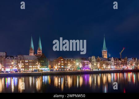 Lübeck, Stadttrave, Altstadt, Kirchen Sankt Marien und Sankt Petri, Weihnachtsschmuck an Bäumen in Ostsee, Schleswig-Holstein, Deutschland Stockfoto