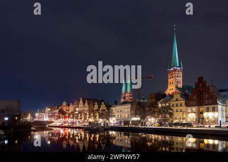 Lübeck, Stadttrave, Altstadt, Kirchen Sankt Marien und Sankt Petri, Weihnachtsschmuck an Bäumen in Ostsee, Schleswig-Holstein, Deutschland Stockfoto