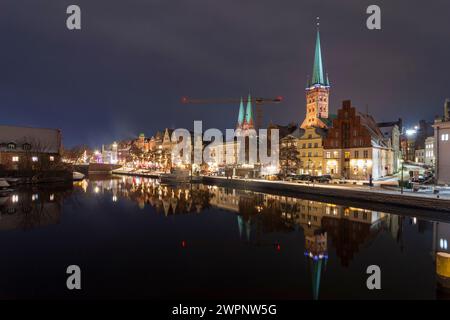 Lübeck, Stadttrave, Altstadt, Kirchen Sankt Marien und Sankt Petri, Weihnachtsschmuck an Bäumen in Ostsee, Schleswig-Holstein, Deutschland Stockfoto