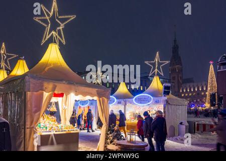 Hamburg, Weihnachtsmarkt an der Binnenalster, Weihnachtsdekoration, Verkaufsstände, Menschen, Schneefall, Blick auf das Rathaus in Hamburg Stockfoto