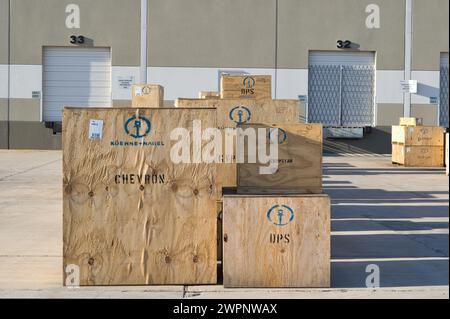 Houston, Texas, USA 12-08-2019: Holzkisten für Kuehne und Nagel, die Fracht für verschiedene Unternehmen enthalten, reihten an einem Lagerhausdock an. Stockfoto