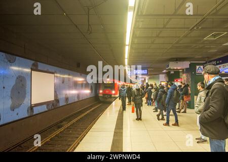 Hamburg, S-Bahn-Linie S1 der DB im Tunnelbahnhof Jungfernstieg in Hamburg, Deutschland Stockfoto