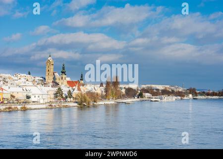 Krems an der Donau, Stadtteil Stein Altstadt mit ehemaliger Frauenbergkirche, Pfarrkirche St. Nikolaus, ehemalige Minoritenkirche, Donau in Wachau, Niederösterreich, Österreich Stockfoto