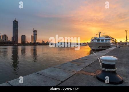 Wien, Donau bei Sonnenaufgang, Kreuzfahrtschiffe, Donaustadt mit DC Tower in 02. Leopoldstadt, Wien, Österreich Stockfoto