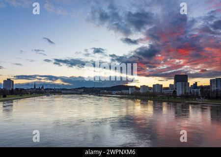 Linz, Donau, Nibelungenbrücke, Kunstmuseum Lentos, Schloss Linz, Ars Electronica Center, Blick von der Eisenbahnbrücke, Sonnenuntergang im Zentralraum, Oberösterreich, Oberösterreich, Österreich Stockfoto