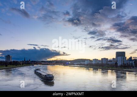 Linz, Donau, Nibelungenbrücke, Kunstmuseum Lentos, Schloss Linz, Ars Electronica Center, Blick von Brücke Eisenbahnbrücke, Sonnenuntergang, Frachtschiff in Zentralraum, Oberösterreich, Oberösterreich, Österreich Stockfoto