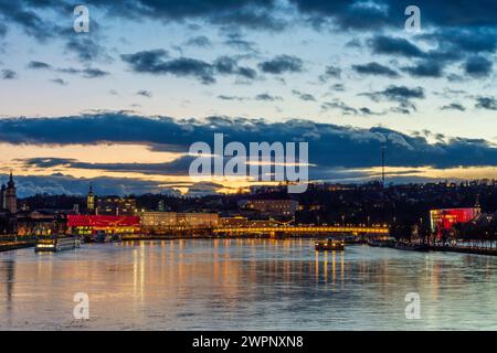 Linz, Donau, Nibelungenbrücke, Altstadt, Lentos Kunstmuseum, Schloss Linz, Ars Electronica Center, Blick von der Eisenbahnbrücke, Sonnenuntergang, Kreuzfahrtschiff im Zentralraum, Oberösterreich, Oberösterreich, Österreich Stockfoto