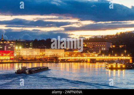 Linz, Donau, Nibelungenbrücke, Altstadt, Schloss Linz, Blick von der Eisenbahnbrücke, Sonnenuntergang, Kreuzfahrtschiff, Frachtschiff in Zentralraum, Oberösterreich, Oberösterreich, Österreich Stockfoto