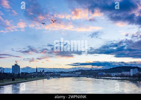 Linz, Donau, Nibelungenbrücke, Kunstmuseum Lentos, Schloss Linz, Ars Electronica Center, Blick von der Eisenbahnbrücke, Sonnenuntergang im Zentralraum, Oberösterreich, Oberösterreich, Österreich Stockfoto