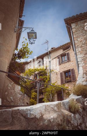 Romantische Gasse im mittelalterlichen Stadtzentrum von Saint Paul du Vence, Provence-Alpes-Cote d'Azur in Südfrankreich Stockfoto