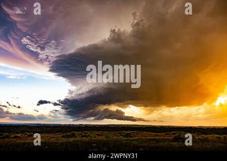 Ein dramatischer Sonnenuntergang und eine Korkenzieher-Sturmwolke über einem Feld im Westen Nebraskas Stockfoto